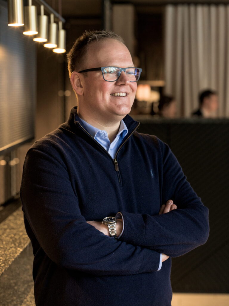 Mann med briller som smiler