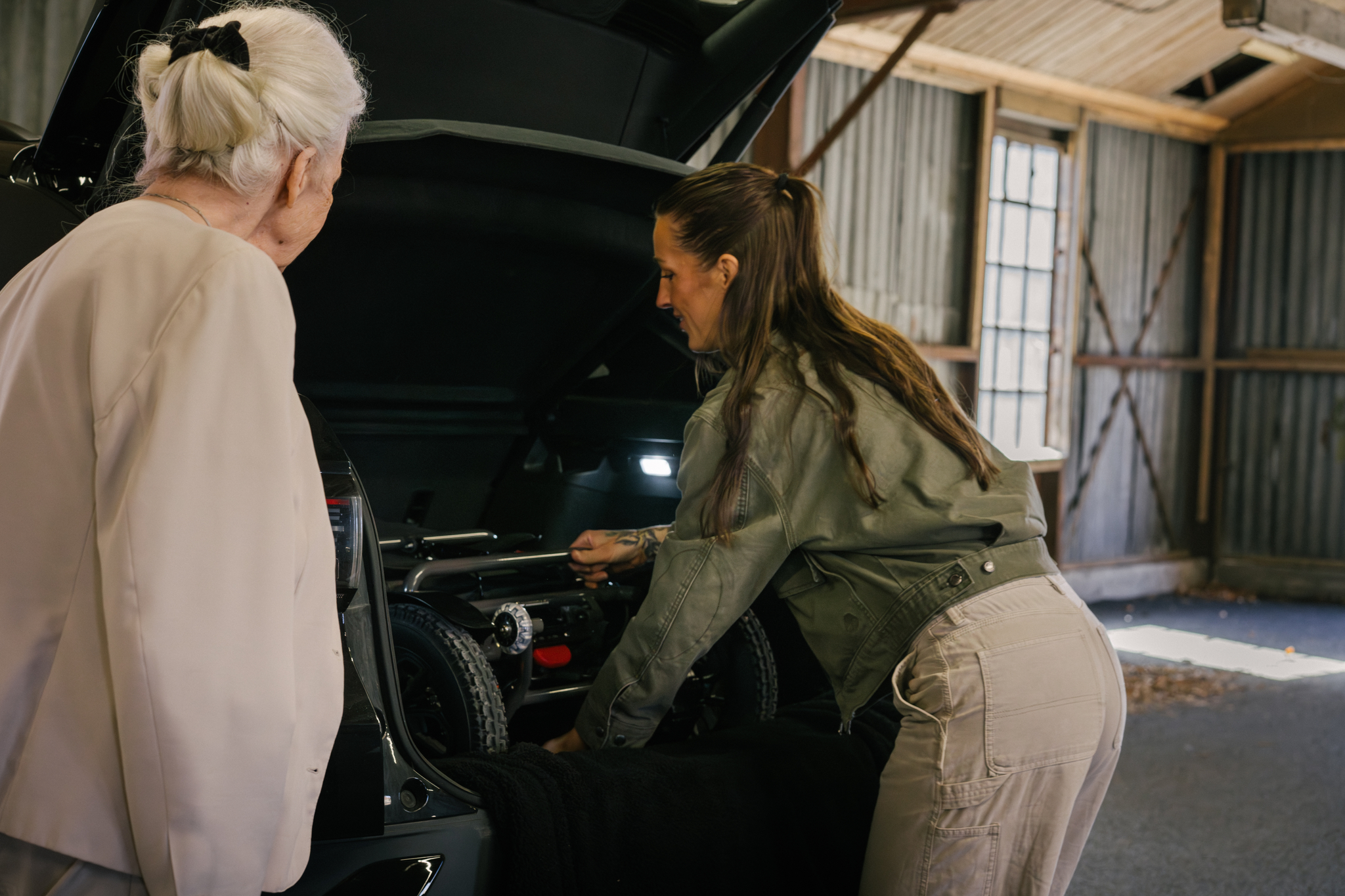 elio elektrisk rullstol lastas i bil