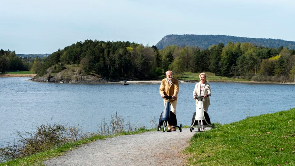 Mann och kvinne på tur med Movu rollator