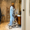 Dame på badet med scandinavian butler rollator