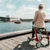 Dame sitter på rollator