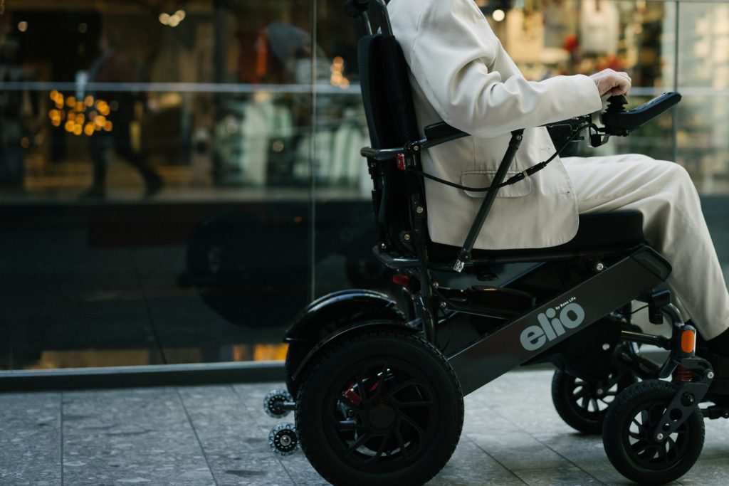 Elio elektrisk rullstol på kopcentrum