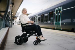 Elio elektrisk rullstol på tagplattform