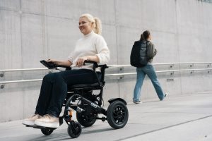 elio elektrisk rullstol på ramp  på tagstation